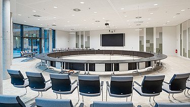 Conference room in the new Esslingen district administration office with circular table arrangement