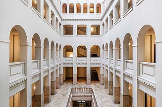 A Peter-Behrens-Bau jellegzetes átriumát és egyéb jellegzetességeit megőrzik. A Peter-Behrens-Bau jellegzetes átriumának és más jellegzetességeinek fotója megmarad.