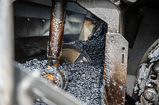 Mérsékelten meleg aszfaltkeverék a finisherben, az M60-as autópályán