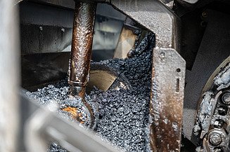 Mérsékelten meleg aszfaltkeverék a finisherben, az M60-as autópályán