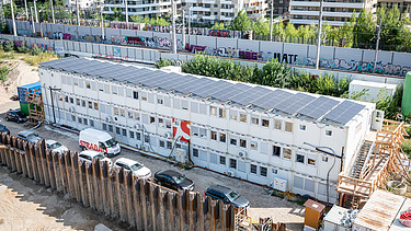 Fotografia fotovoltaického systému na streche kontajnera na stavenisku Fotografia fotovoltaického systému na streche kontajnera na stavenisku
