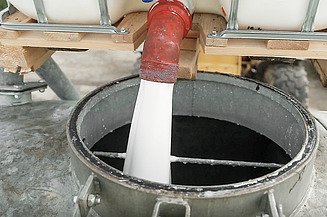 Flüssiges Polymer-Bindemittel wird in Mischbehälter dosiert