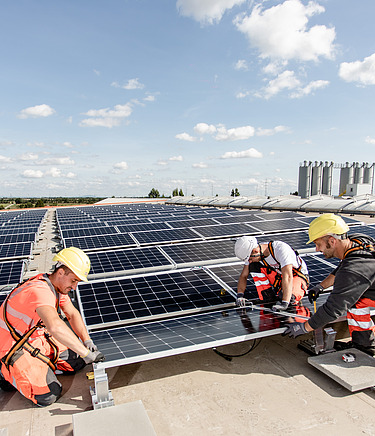 Fotografie de instalare a unui sistem de panouri fotovoltaice