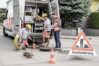 Foto von Bauarbeitern bei einer Kanalsanierung