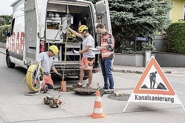 Egy csatornát felújító építőmunkások fotója