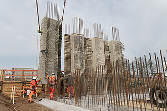 Montáž prefabrikovaných stien opôr v modulárnej mostnej výstavbe na stavenisku