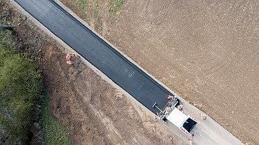 Kép az újrahasznosított aszfalttal végzett munkáról Kép az újrahasznosított aszfalttal végzett munkáról