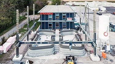 Fotografia portálovej 3D tlačiarne pri používaní