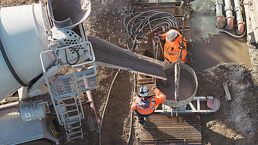 Lucrări de betonare în timpul construcției liniei de metrou U5 în Hamburg