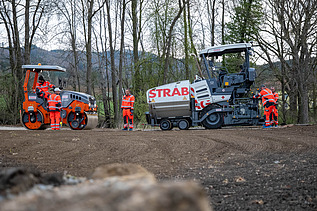 Foto von einer Straße welche mit höchstmöglichen Recyclinganteil von 70 % asphaltiert.