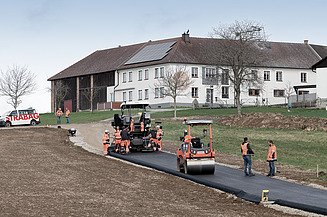 Zdjęcie instalacji asfaltu z recyklingu na wjeździe na drogę jako przykład udanej gospodarki o obiegu zamkniętym w budownictwie