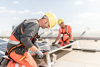Installation of a photovoltaic system Photo of the installation of photovoltaic systems