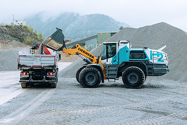 Foto von Baumaschinen die mit alternativer Antriebstechnik betrieben werden