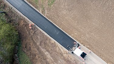 Zdjęcie pracy z asfaltem z recyklingu