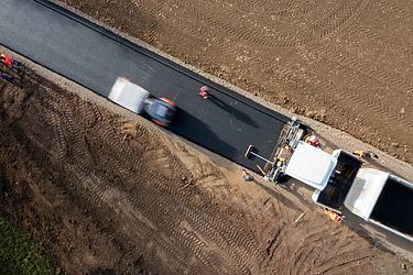 Photo of the asphalting of a road with sustainable asphalt