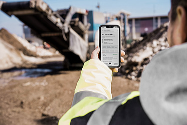 Fotografia mobilného telefónu, ktorý možno použiť na digitálne objednanie hromadného tovaru