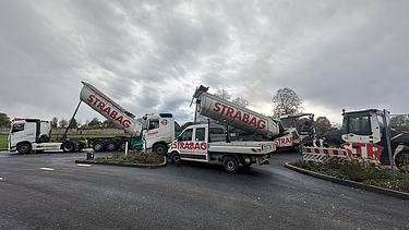 Bild von Asphaltfertiger, die den recycelten Asphalt zur Baustelle liefern