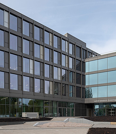 Exterior view of the new Esslingen district administration office with modern glass façade, built according to the principles of circular construction