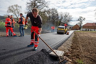 Foto vom Einbau von Recyclingasphalt