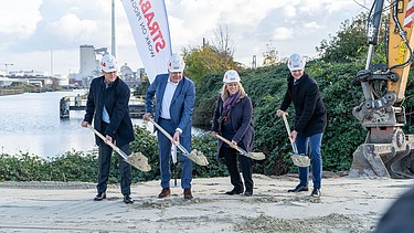 auf Halden wir bereits gewonnenes Baumaterial gelagert auf Halden wir bereits gewonnenes Baumaterial gelagert