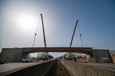 Assembly of a modular bridge with two cranes over a running motorway during a short closure