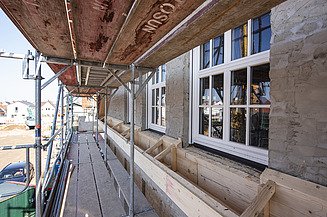 Historische Fabrikfassade der Seidelschen Höfe wird denkmalgerecht saniert