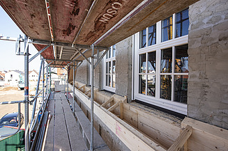 The historic factory façade of the Seidelschen Höfe is being restored in accordance with conservation guidelines