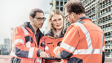 STRABAG Mitarbeiter:innen die mit lean construction management den Bau optimieren Foto von STRABAG Mitarbeiter:innen die mit lean construction management den Bau optimieren