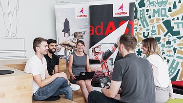 Tým adASTRA si vyměňuje nápady.