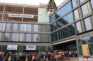 Photo of the topping out ceremony at the new esslingen district office