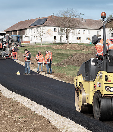 Foto von einer Straßenasphaltierung, wo durch Asphaltrecyling CO2 gespart wurde