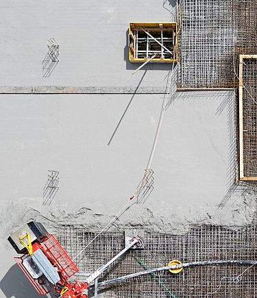 Widok z lotu ptaka na instalację betonu o obniżonej emisji CO2 w projekcie budowlanym Alb100