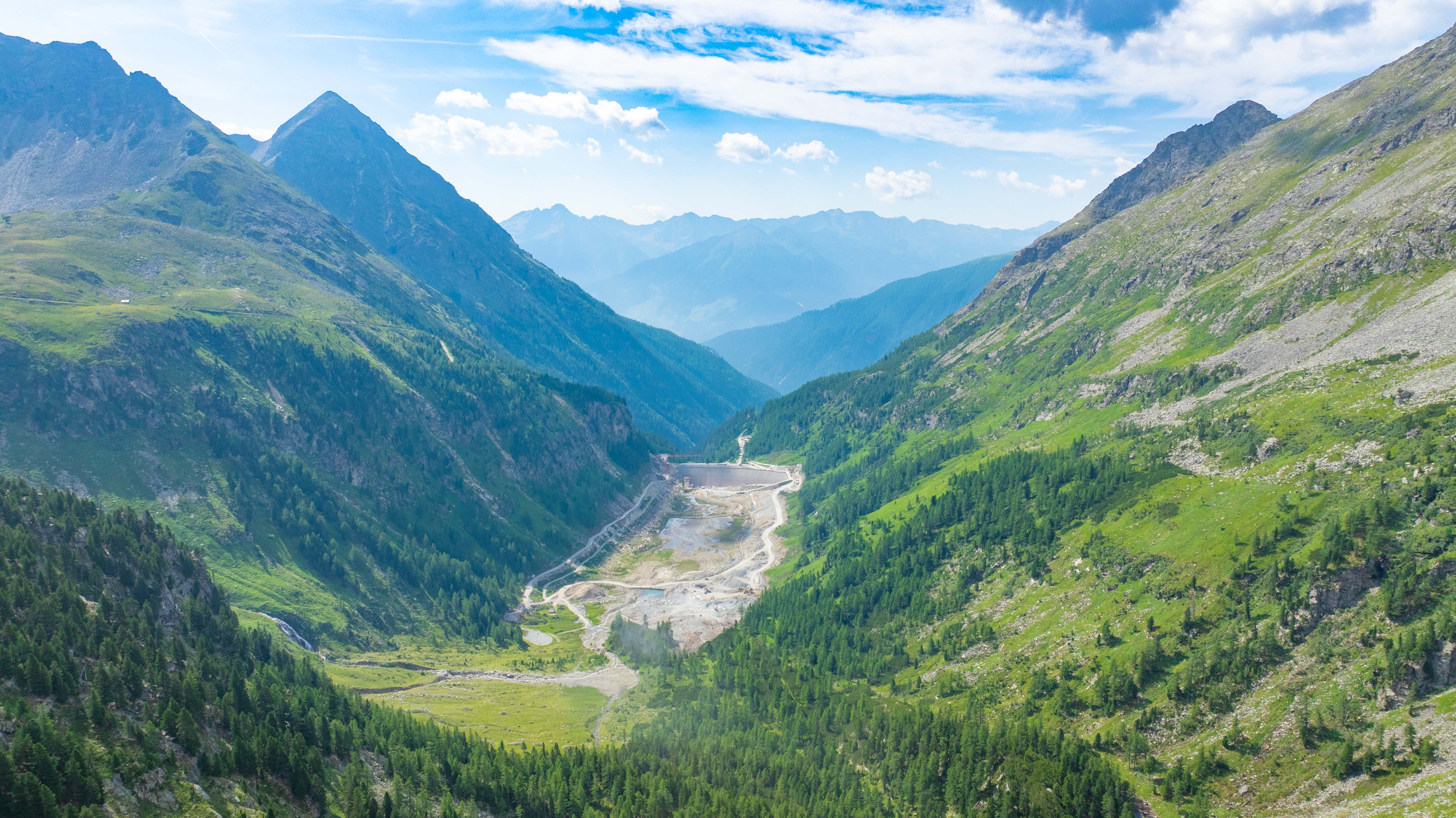 Gebirgslandschaft mit Infrastruktur für ein Pumpspeicherkraftwerk in Tirol