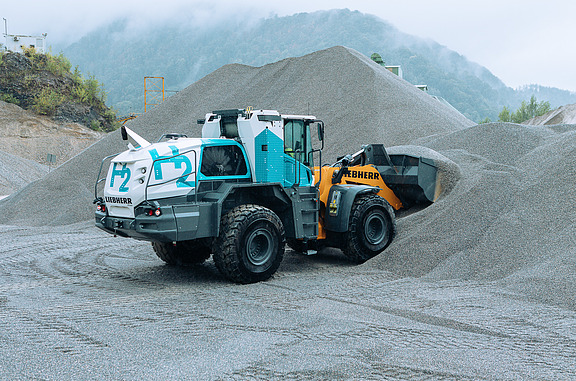 Photo of the Liebherr hydrogen wheel loader in action at the STRABAG Gratkorn quarry.