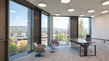 Büroraum mit großflächigen Fenstern und Blick auf Esslingen, Teil des nachhaltigen Neubaus