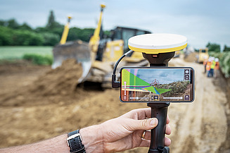 Smartfon z VR pokazujący budowę drogi Zdjęcie smartfona z VR pokazujące budowę drogi