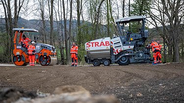 Foto von einer Straße welche mit höchstmöglichen Recyclinganteil von 70 % asphaltiert.