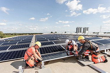 Foto von der Installation einer Photovoltaikanlage