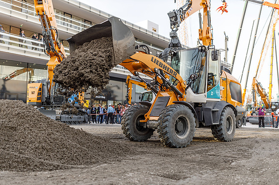 Photo of the fuel cell wheel loader from Liebherr