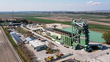 Modern aszfaltkeverő üzem Hausleitenben, Ausztria Fotó a modern aszfaltkeverő üzemről Hausleitenben, Ausztriában