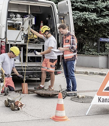 Foto von Bauarbeiter bei der Arbeit mit lean construction auf der baustelle