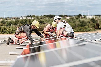 Photovoltaikanlage senken co2 Ausstoß in Bauindustrie Installation einer Photovoltaikanlage um den co2 Ausstoß in der Bauindustrie zu senken