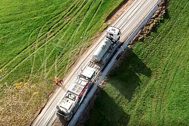 Straßenbau mit Polymertechnologie – Maschinen bereiten Fahrbahn auf