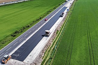 Betonstraßensanierung mit Sand Vogelperspektive einer Autobahnstraßensanierung