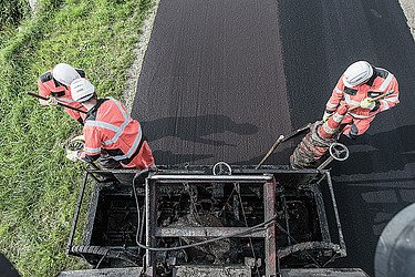 Foto von der Apshaltierung einer Straße mit nachhaltigem Asphalt