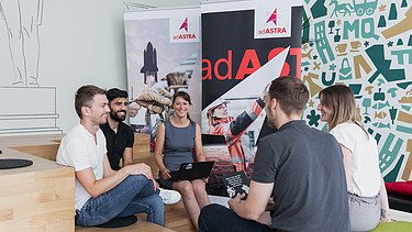 Foto von einem adASTRA Team bei der Arbeit