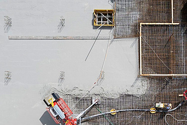 Aerial view of the installation of low-carbon concrete at the Alb100 construction project