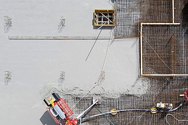 Aerial view of the installation of low-carbon concrete at the Alb100 construction project