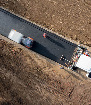 Photo of the asphalting of a road with sustainable asphalt