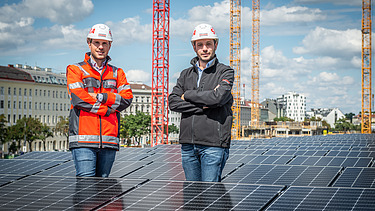 Zelená energia zásobuje stavenisko Fotografia stavebných manažérov v solárnej elektrárni